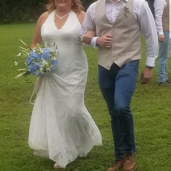 David’s Bridal Stretch Lace Halter dress - Picture 3 of 8